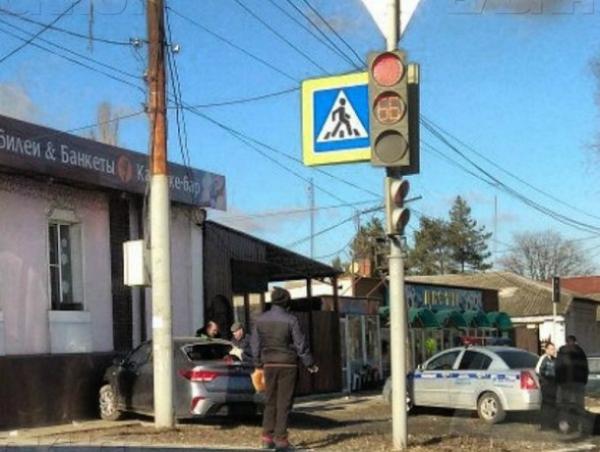 Автоледи протаранила маршрутку и стену кафе в Новочеркасске